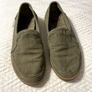 Sanuk size 1 pair’o dice girls